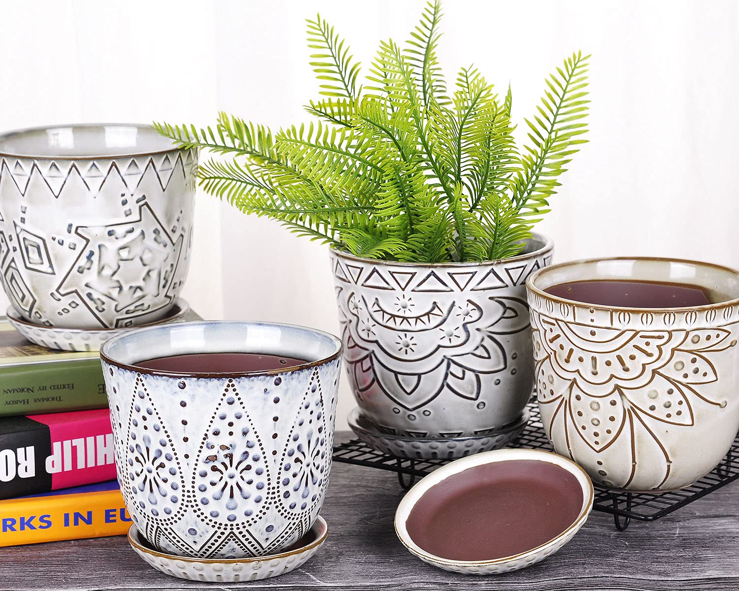 VanEnjoy close-up reveals engraved geometry and ceramic texture.