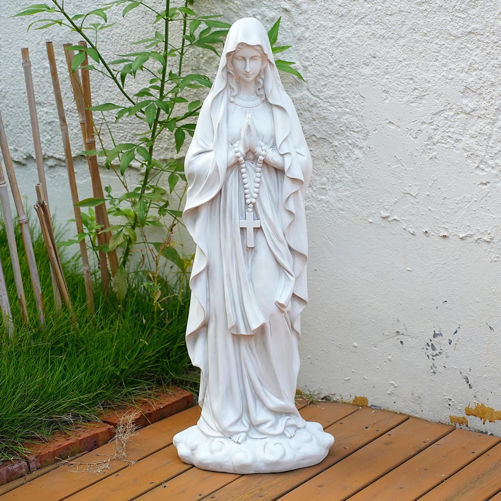 VChymm yard patio decor statue creates a welcoming entryway focal point.