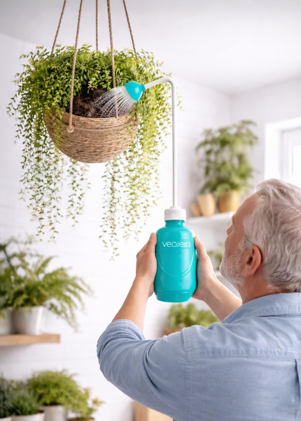 VEOJEIN bottle with angled nozzle for targeted watering and reduced spills