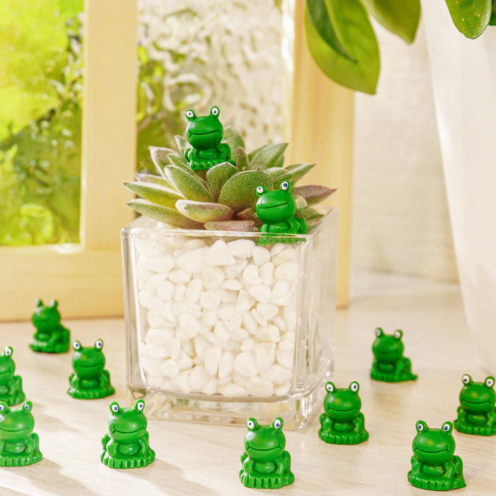 VICROIC mini resin frogs serve as photography props and gifts.
