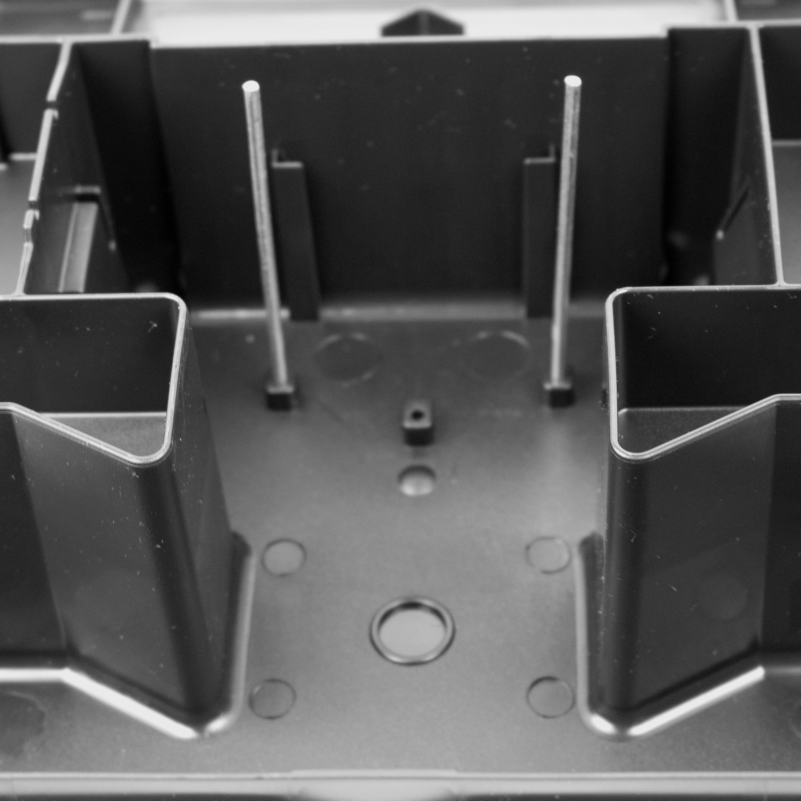Victor M901RB large-capacity interior supports longer control with multiple bait blocks