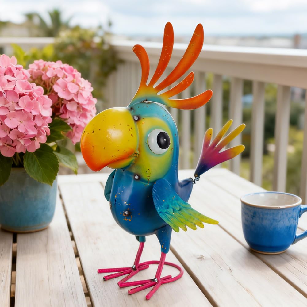 ViteenLight metal parrot figure creates a playful, inviting outdoor atmosphere.