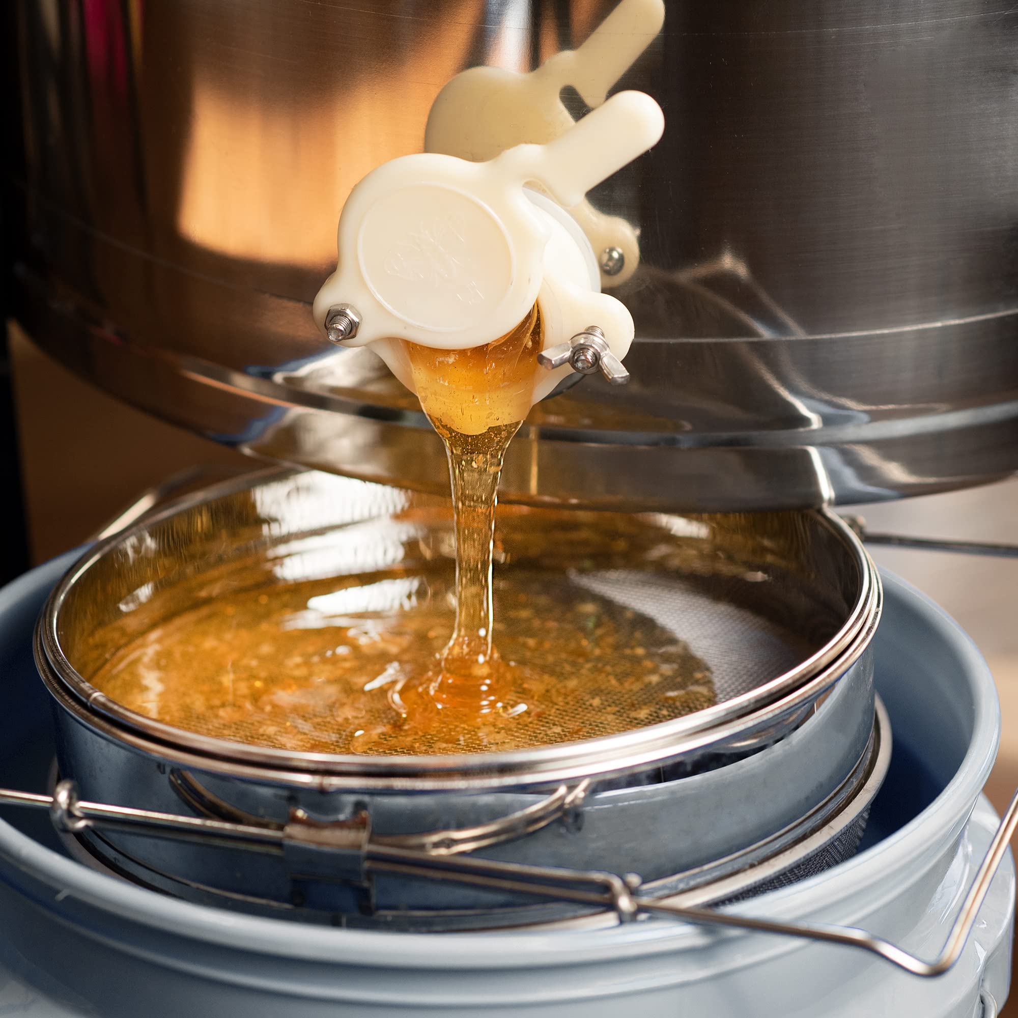 VIVO honey strainer dual mesh close-up shows two-stage filtration.