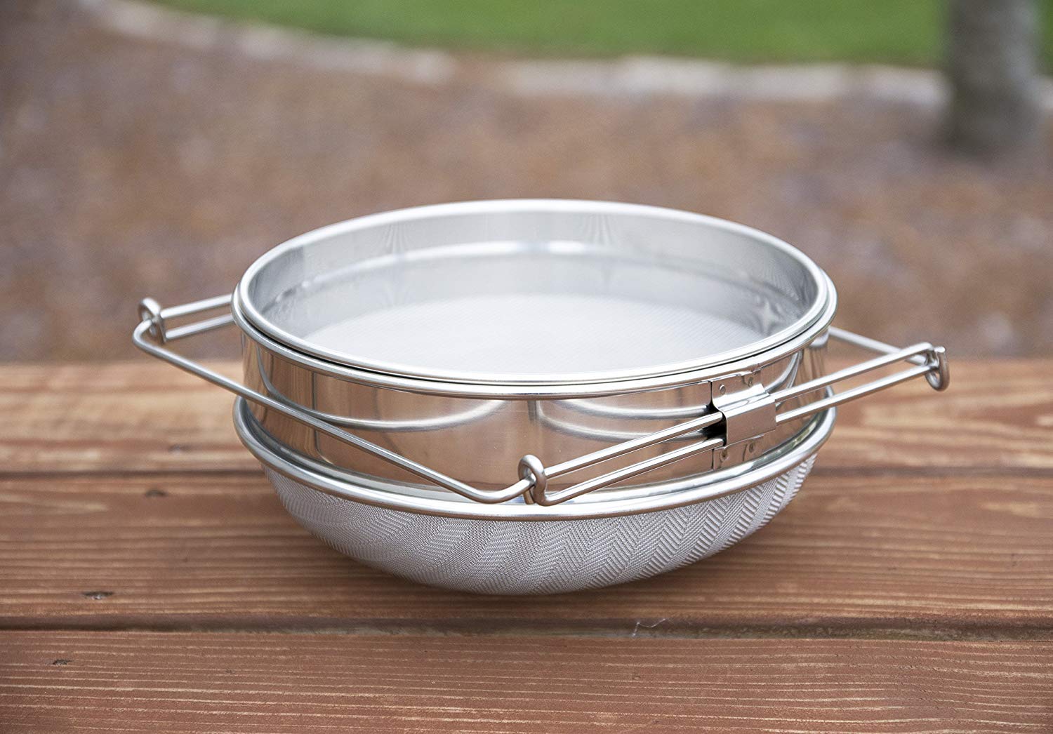 VIVO stainless steel construction resists rust and makes cleaning easy.