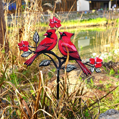 VKEVOC metal outdoor cardinal decor stands firm against wind and rain.
