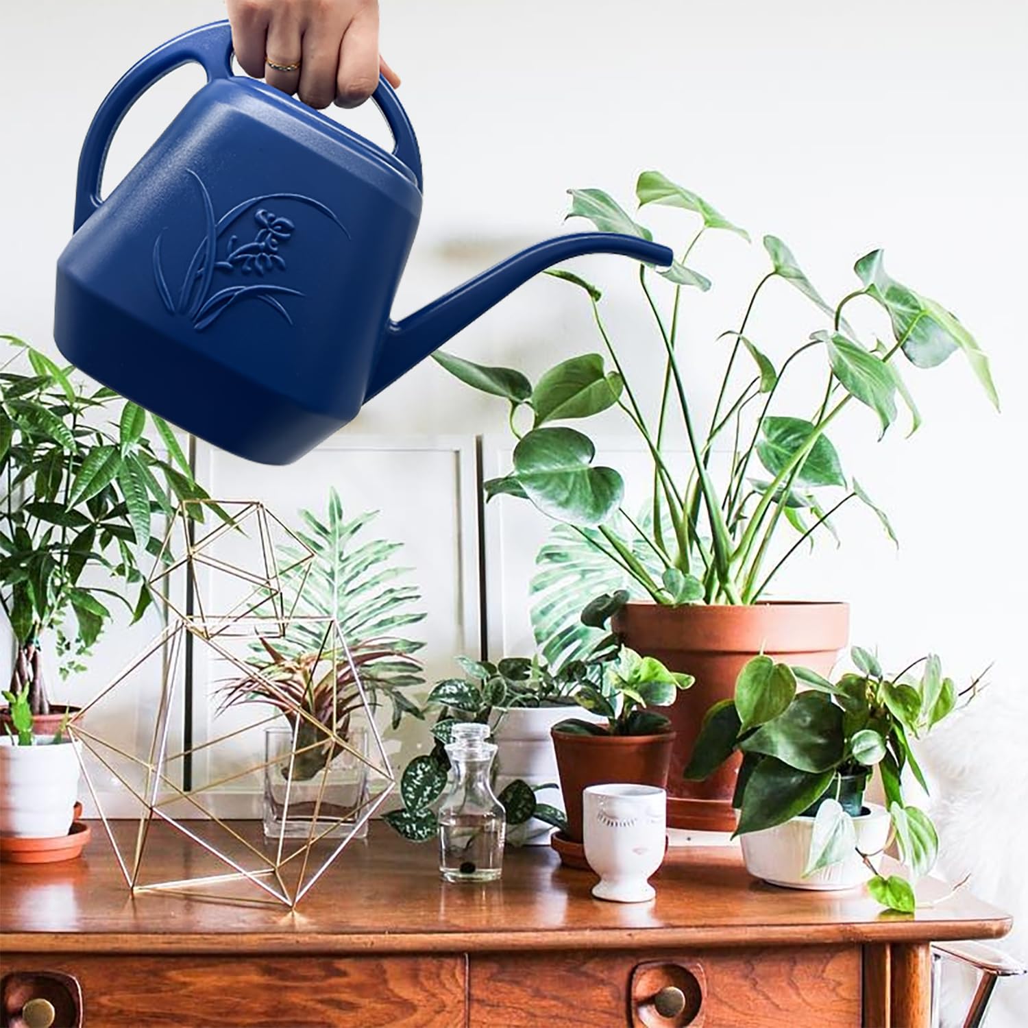 VKPLITE anti-fall sturdy design helps resist slips during watering tasks.