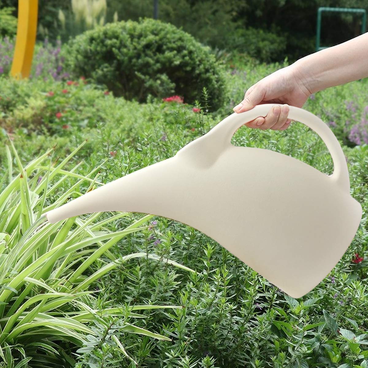 VKPLITE watering can delivers a precise flow to minimize spills.