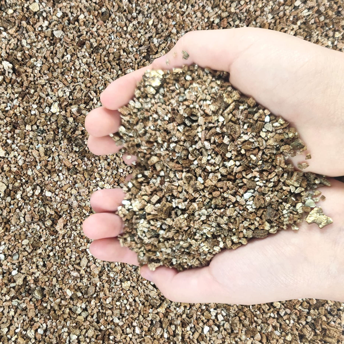 Voulosimi 30QT vermiculite granules packaging for ready-to-use moisture retention in soil.
