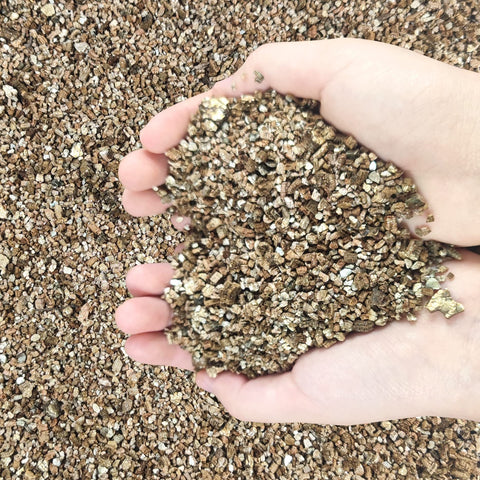 Voulosimi 30QT vermiculite granules packaging for ready-to-use moisture retention in soil.