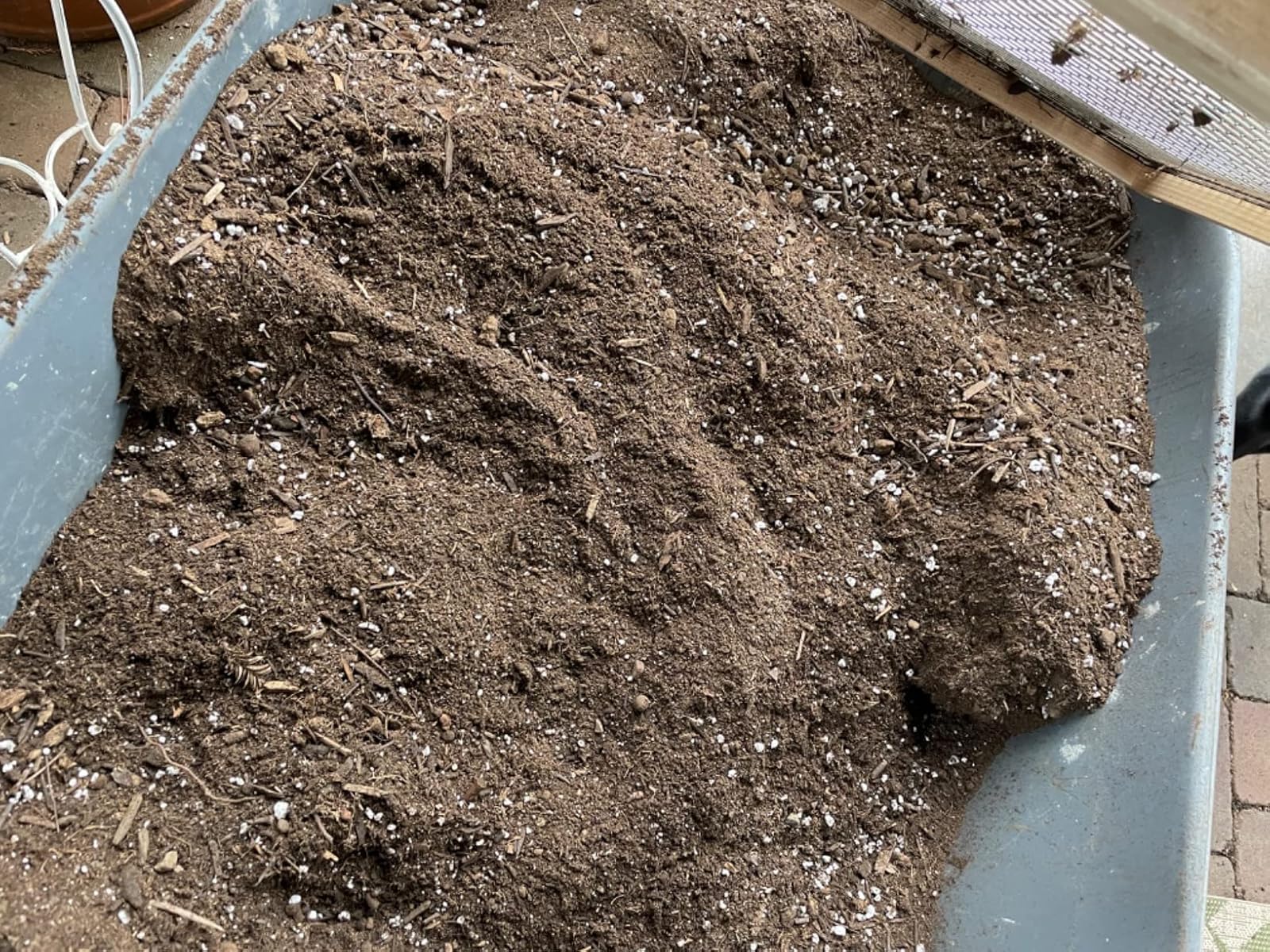 Voulosimi dirt and rock sifter screens topsoil and compost efficiently.