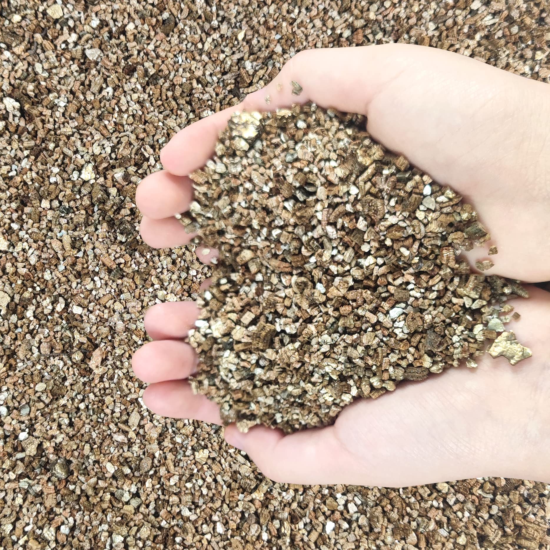 Voulosimi Organic Vermiculite granules in a 12qt bag improve moisture retention for thriving soil.