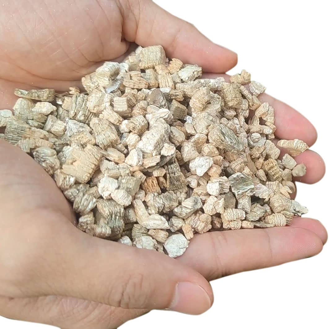 Voulosimi vermiculite 10QT bag enhances moisture management for thriving indoor plants.