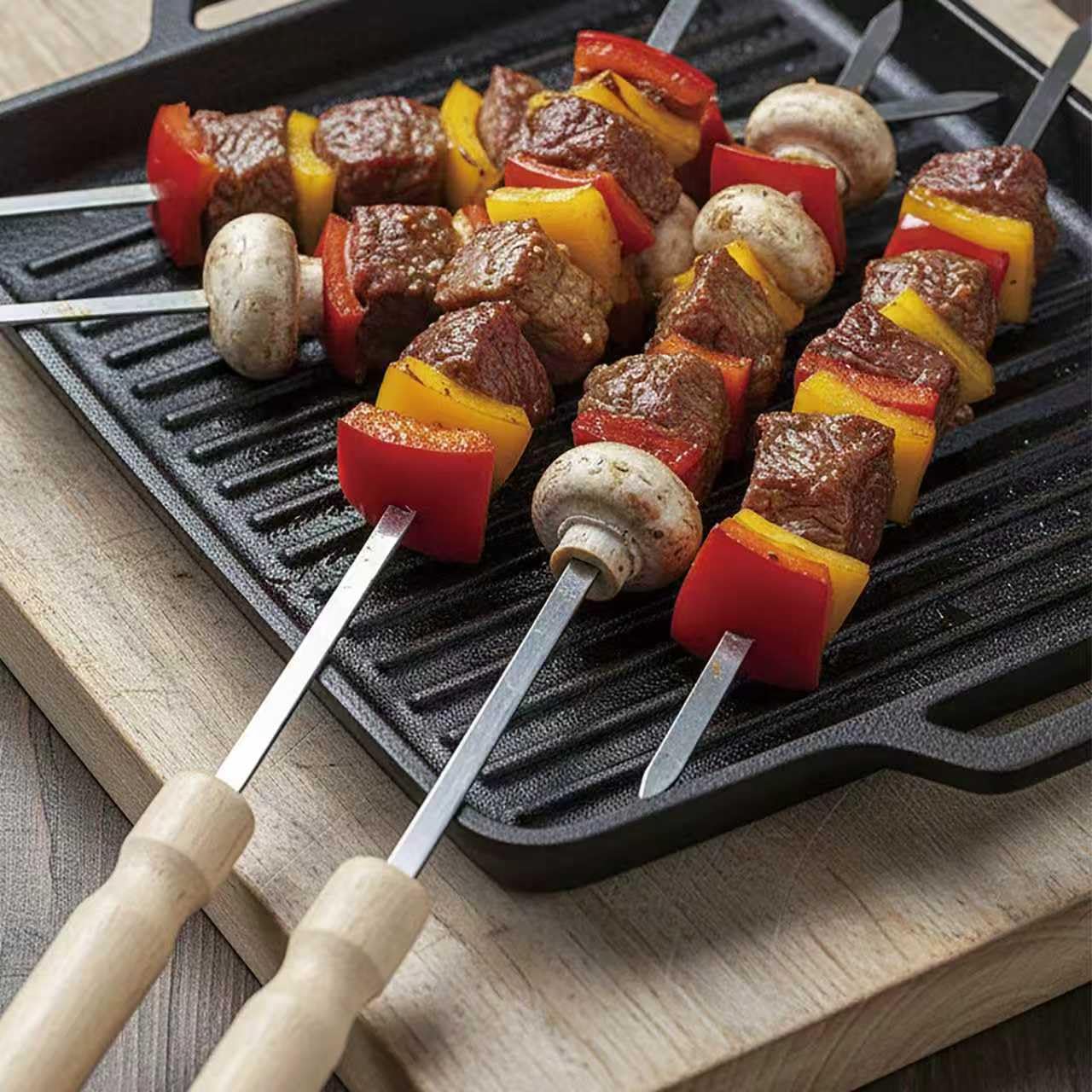Vriysei ergonomic grip supports comfortable handling while flipping skewers.