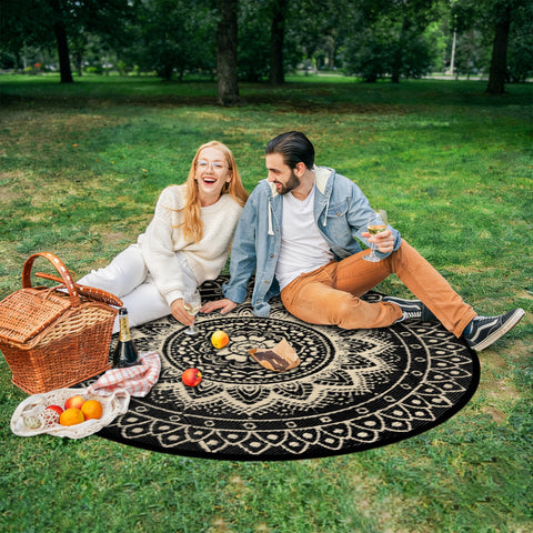 VSIWB round outdoor rug suits decks, lawns and beaches for casual seating.