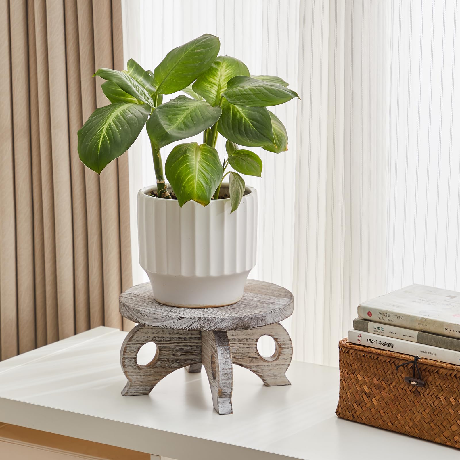 VZODESR easy-assembly plant stand makes setup quick and tidy.