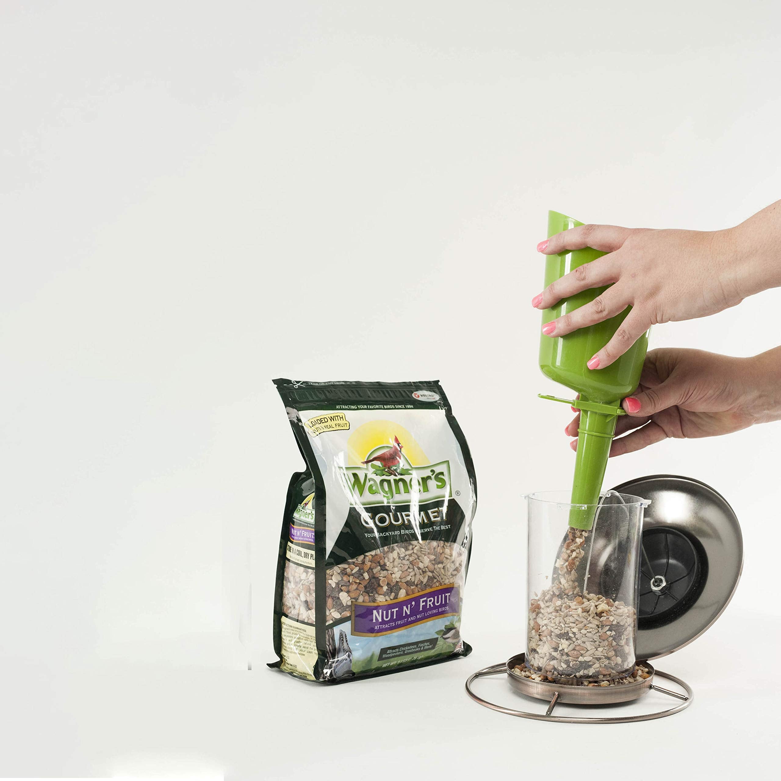 Natural fruits and nuts in Wagner's blend provide hearty treats for backyard birds.