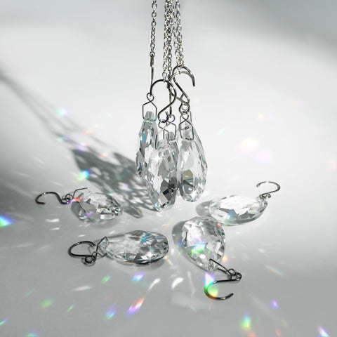 WASTROYAL sun-catcher prism reflects rainbow colors when sunlight hits