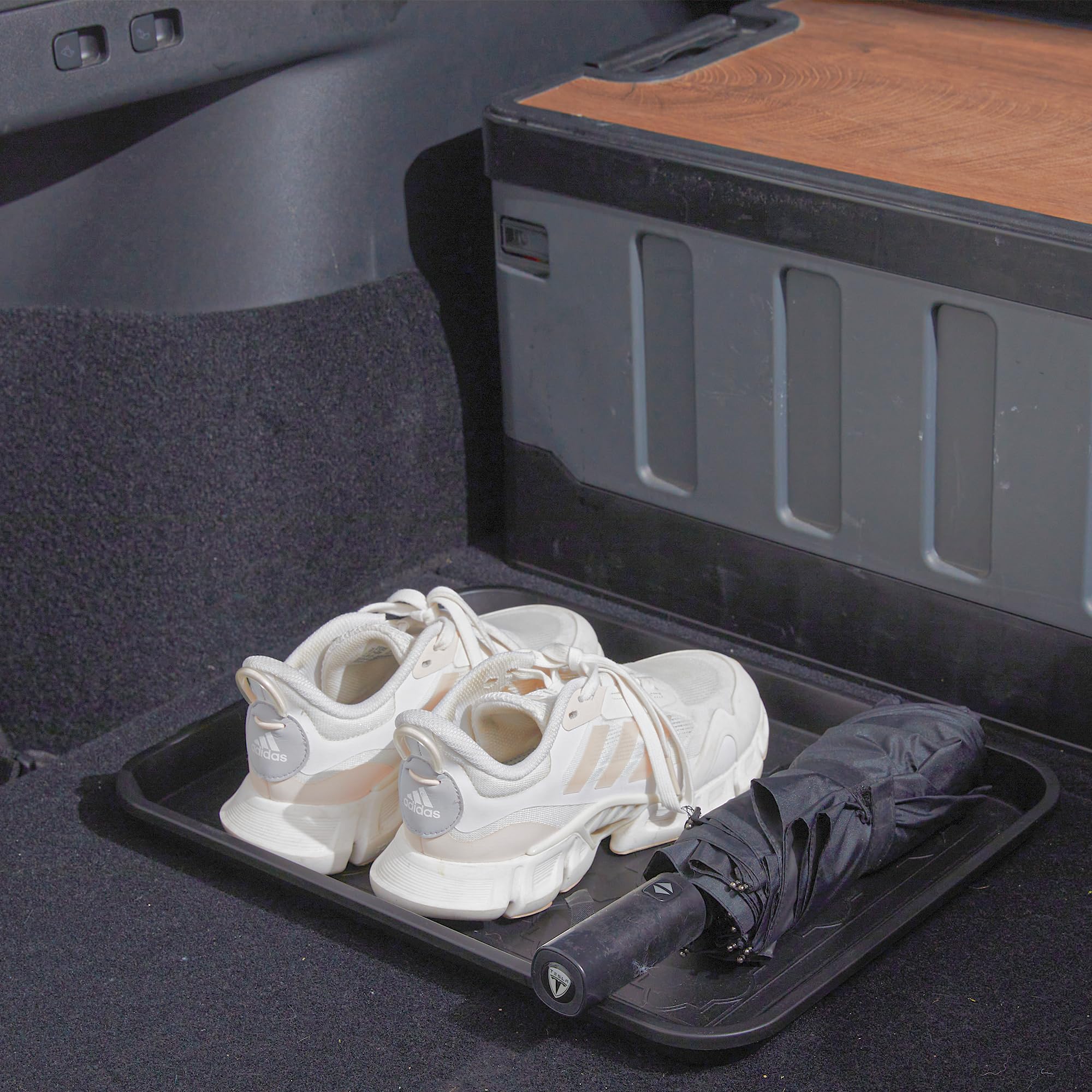 Wataniya Pet raised-edge tray prevents spills from boots and groceries.