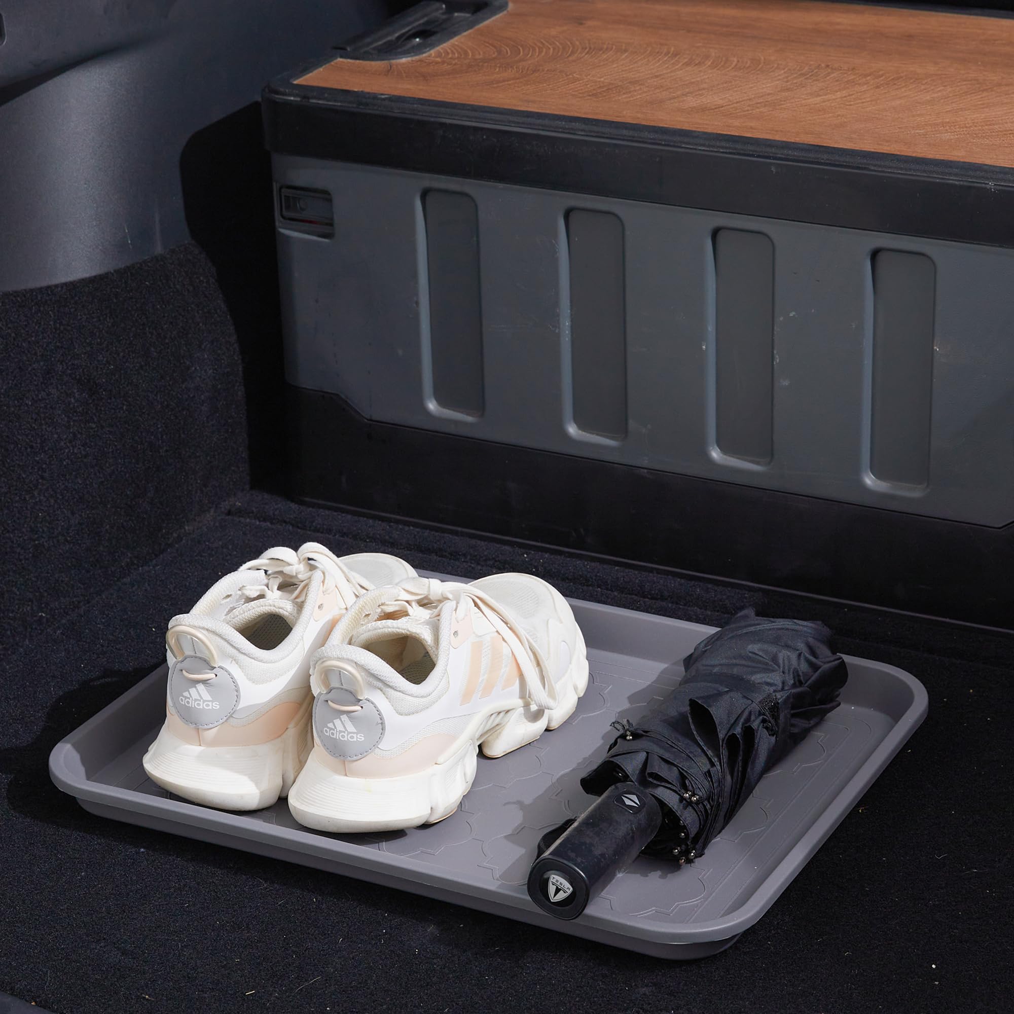 Wataniya Pet waterproof tray keeps drips contained and floors dry.