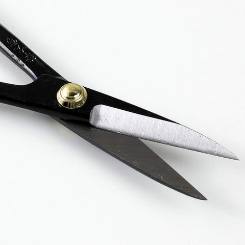 Wazakura Satsuki Bonsai Scissors blade edge close-up illustrates clean cut capability.