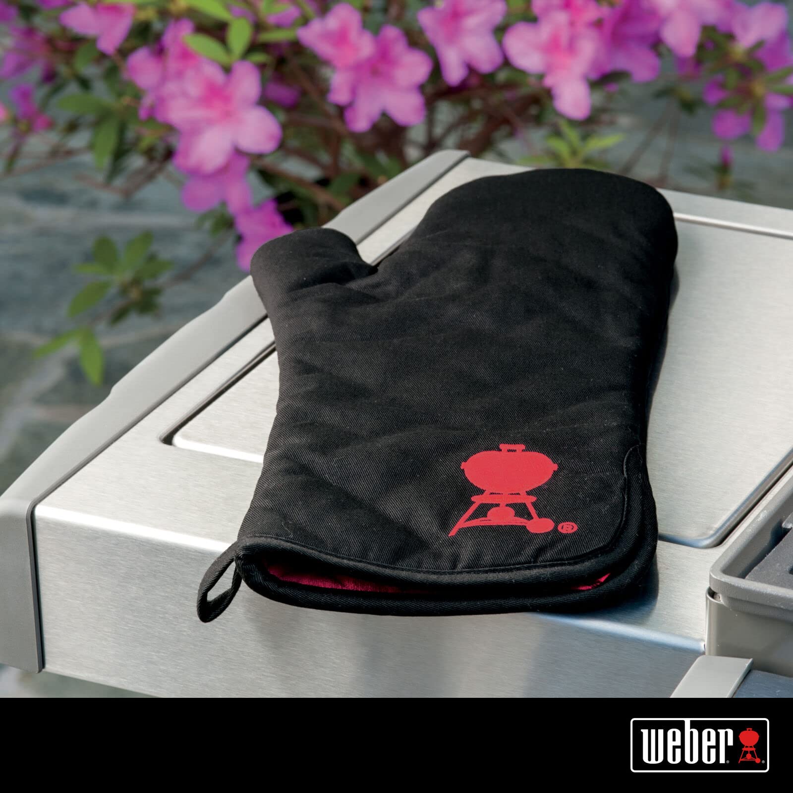 Weber barbecue mitt usable on both hands for flexible grilling.