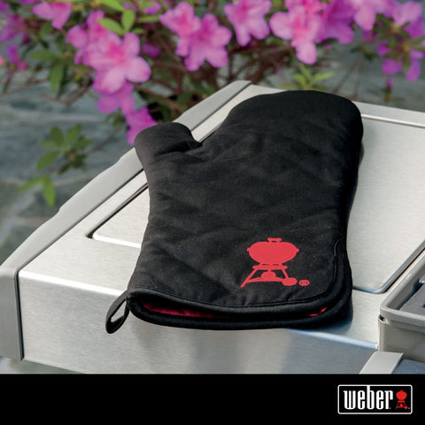 Weber barbecue mitt usable on both hands for flexible grilling.