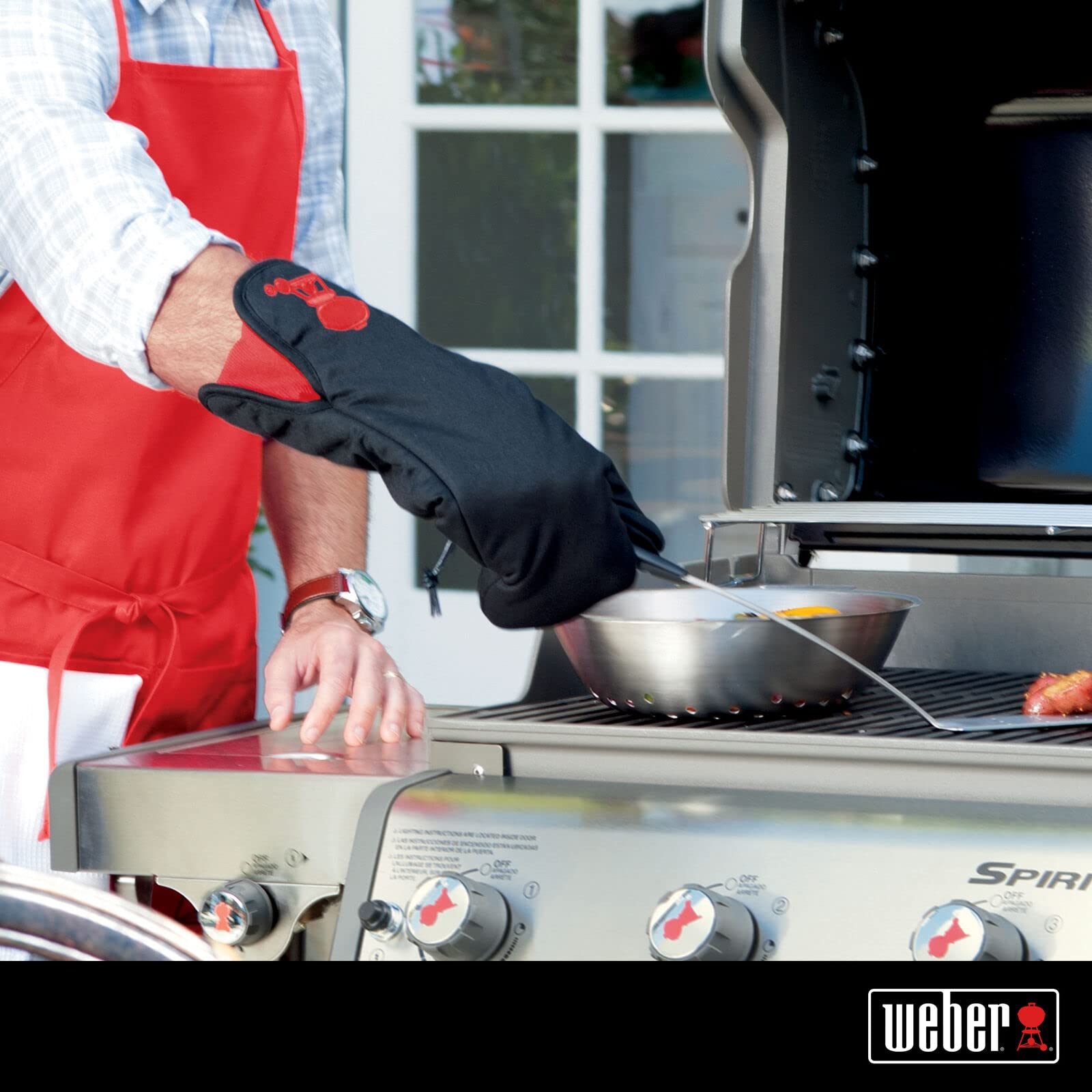Weber barbecue mitt with foldable cuff for adjustable grilling length.