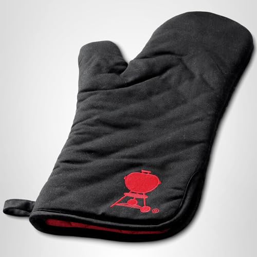 Weber barbecue mitt with soft padding enhances grip and protection.