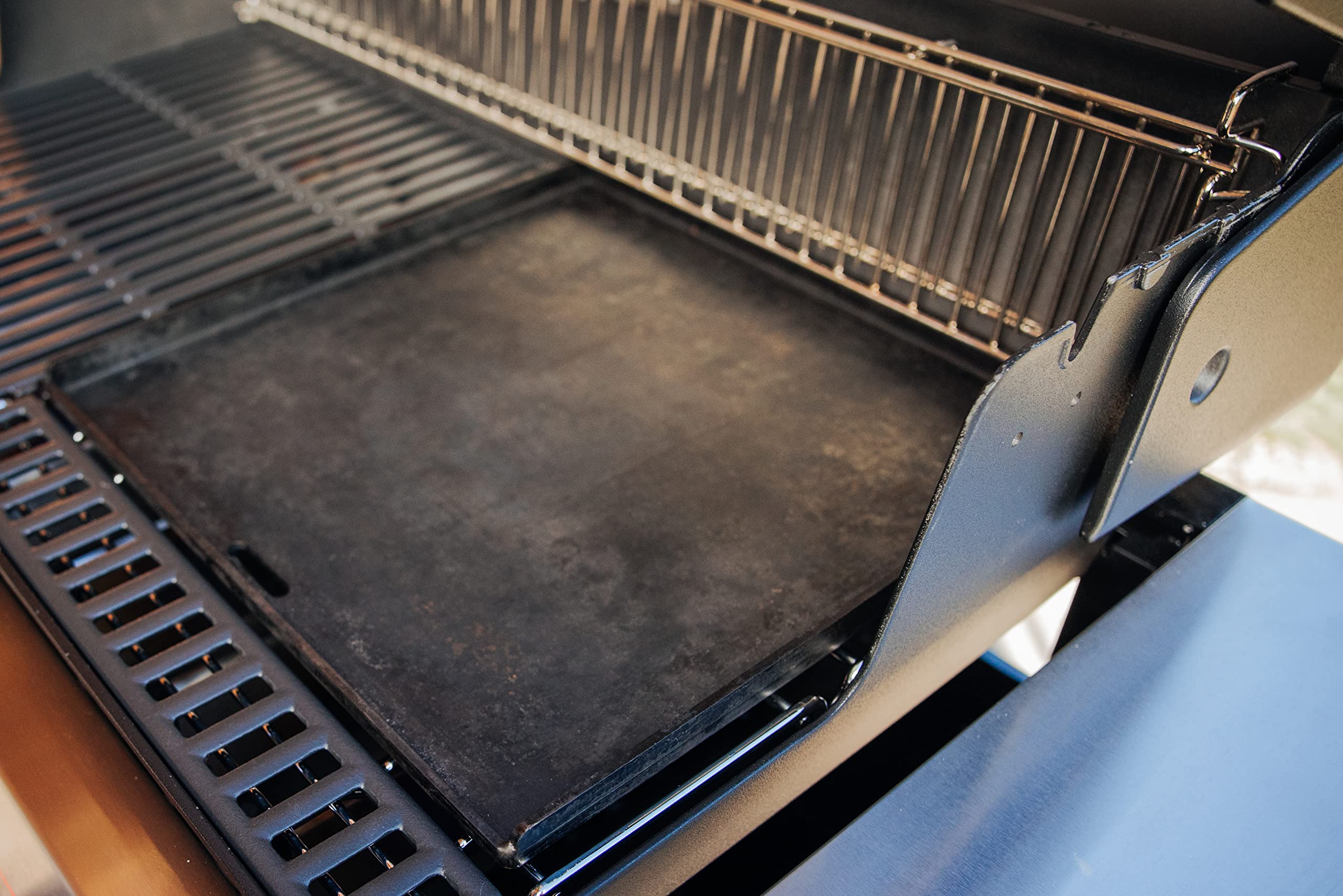 Weber Crafted carbon steel warp-resistant construction heats quickly and evenly.
