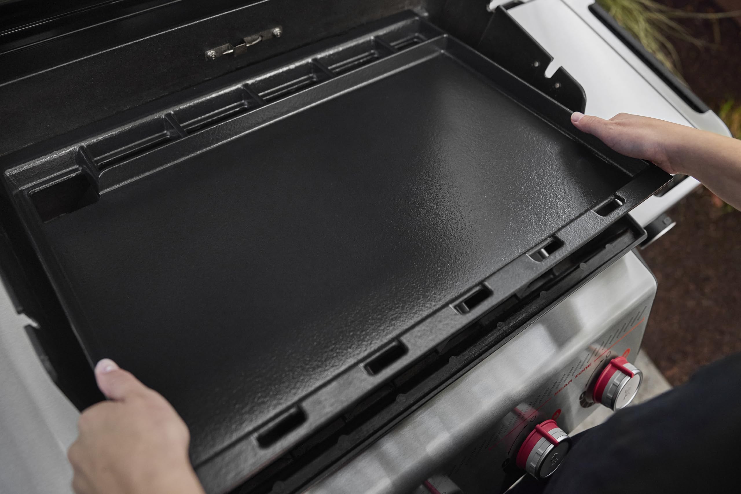 Durable carbon steel delivers even heat across the entire Weber griddle surface