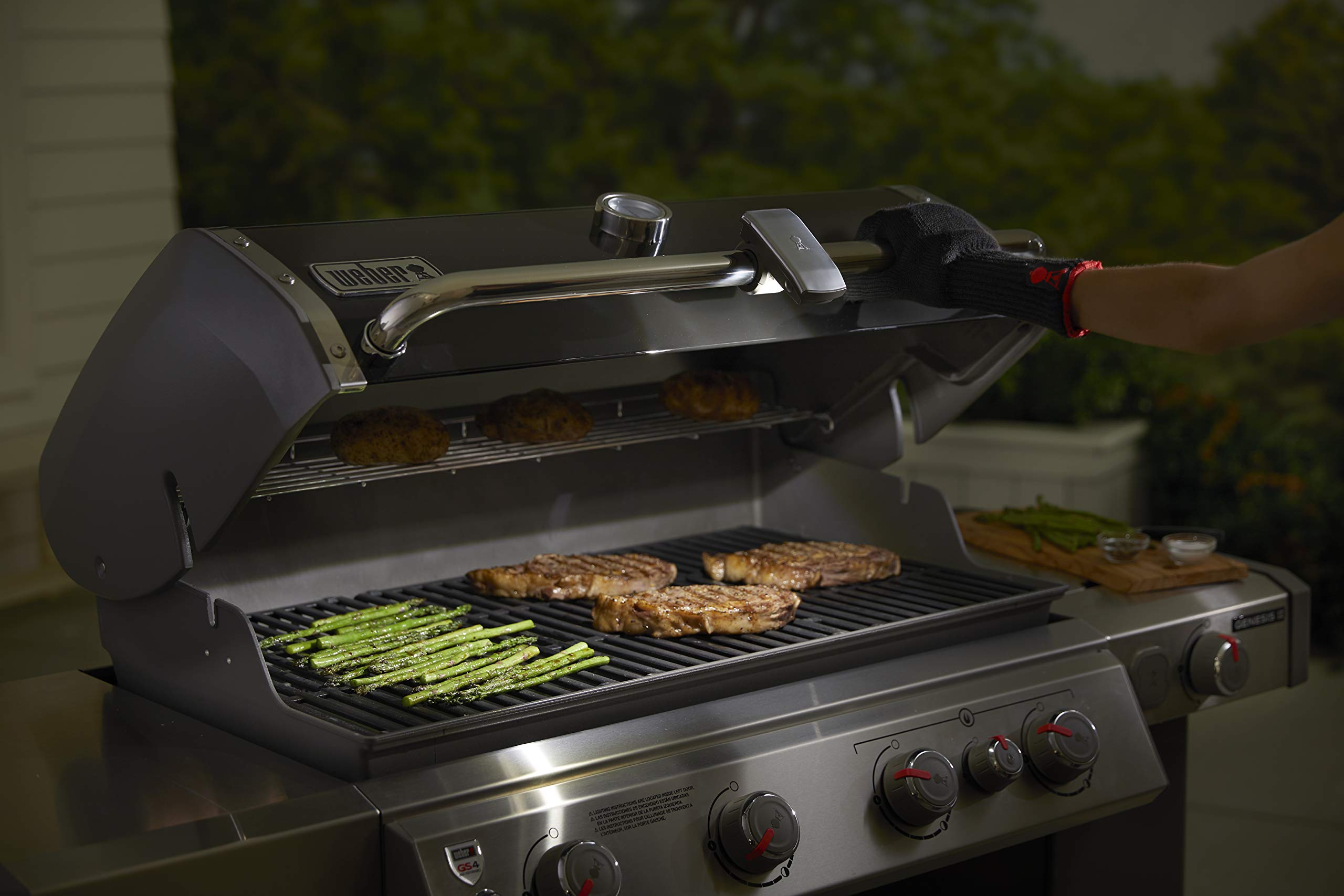Weber Handle Grill N Go Light easily attaches to the grill handle