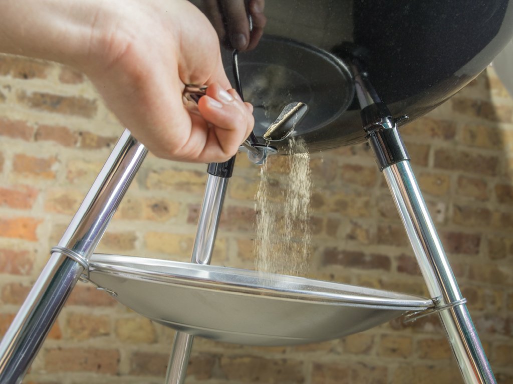 Weber Original Kettle 22-inch porcelain-enameled lid improves heat retention.