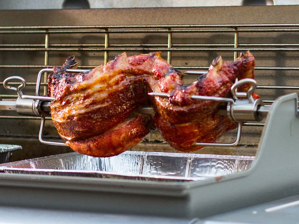 Weber rotisserie prime rib example highlights even heat exposure.