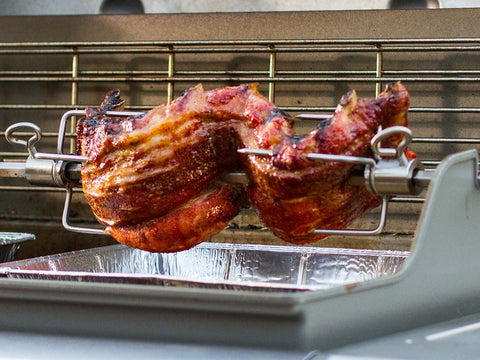 Weber rotisserie prime rib example highlights even heat exposure.