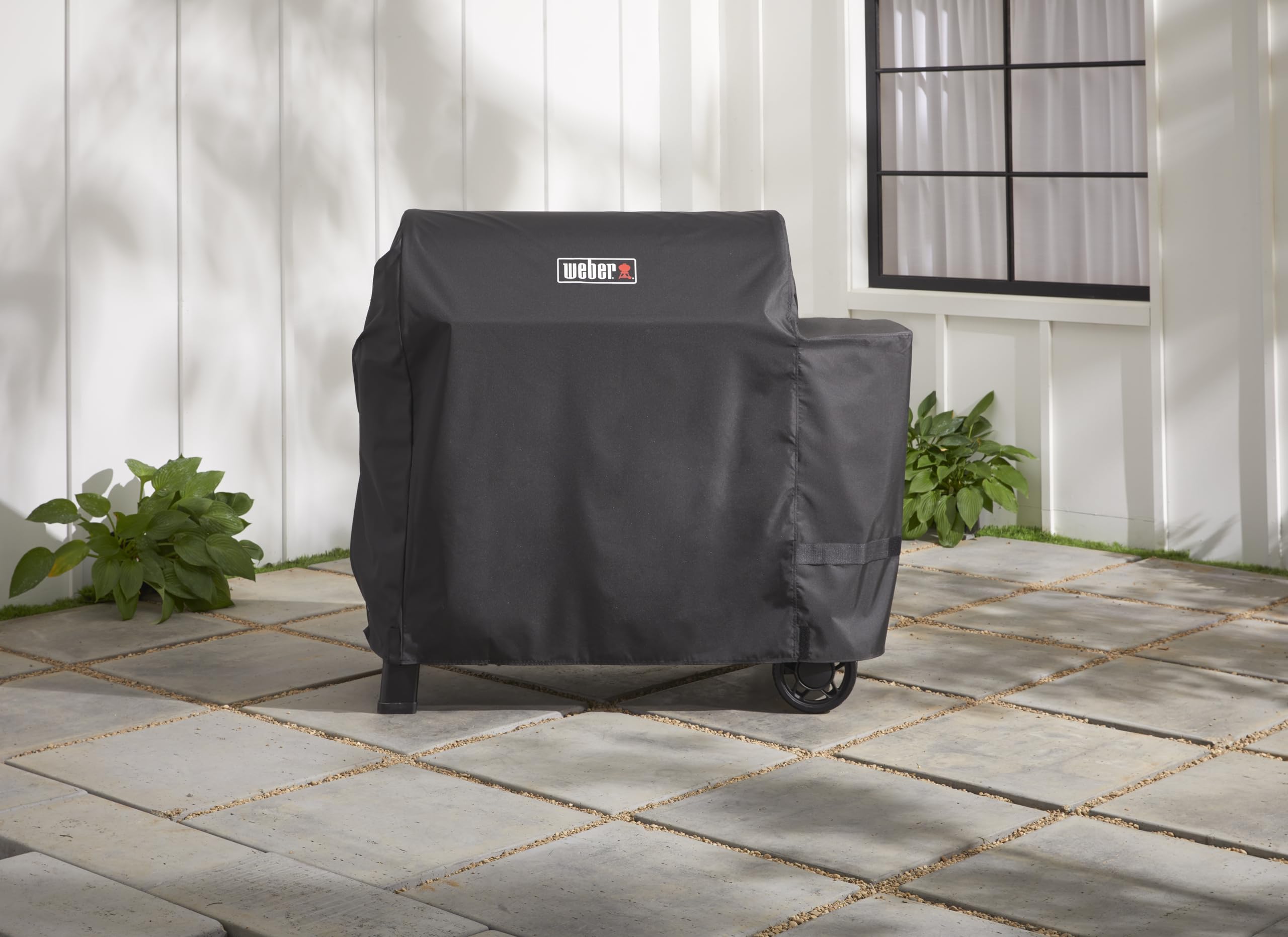 Weber Searwood 600 XL cover fastening straps detail for a secure fit.