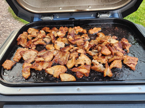 WEBROIL non-stick coating griddle enables easy flip and quick cleanup.