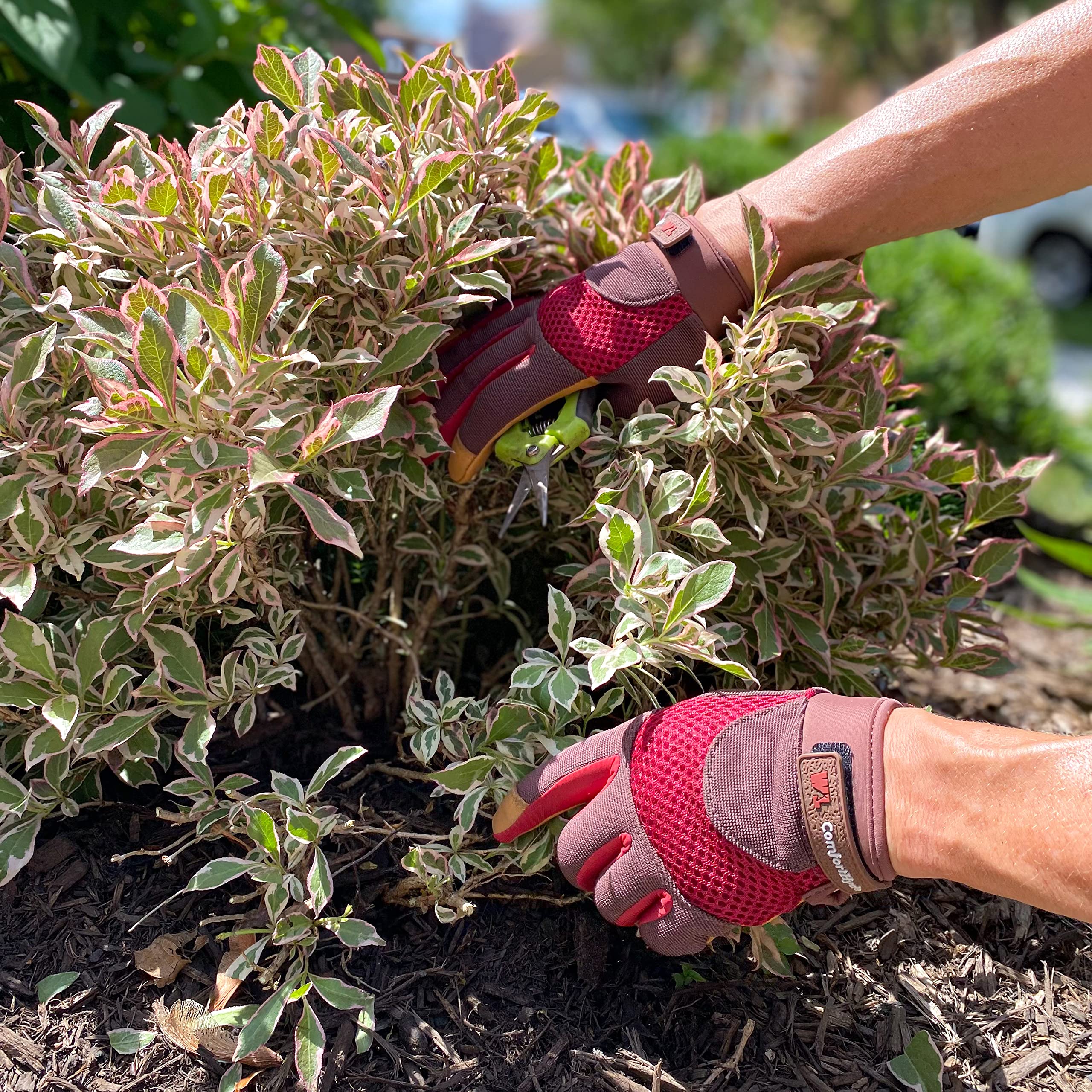 Wells Lamont ComfortHyde fingertips reinforced for long-lasting use in tough tasks.