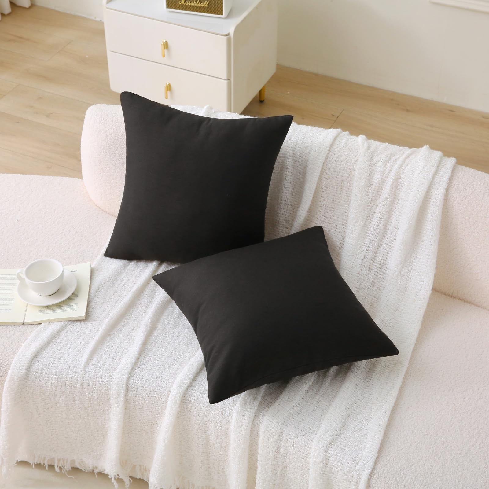 WHATWEARS wrinkle-free pillow surface ready for quick touch up