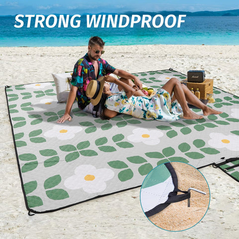 WICKERLAND machine-washable-picnic-blanket cleans up easily after outdoor use.