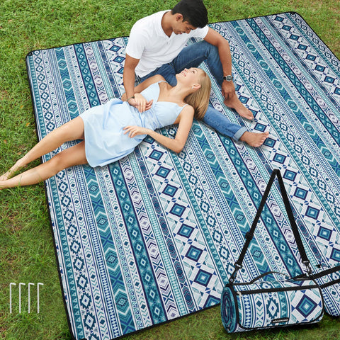 WICKERLAND picnic blanket 3-layer construction for comfortable seating on grass.