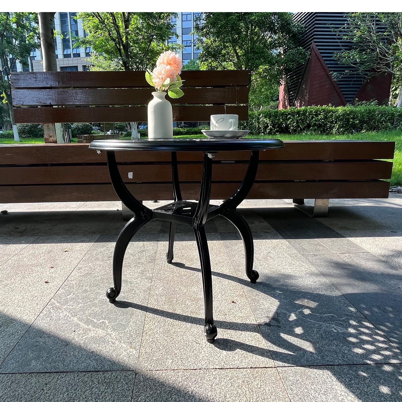 WILOUNGE waterproof surface is easy to clean after outdoor meals.
