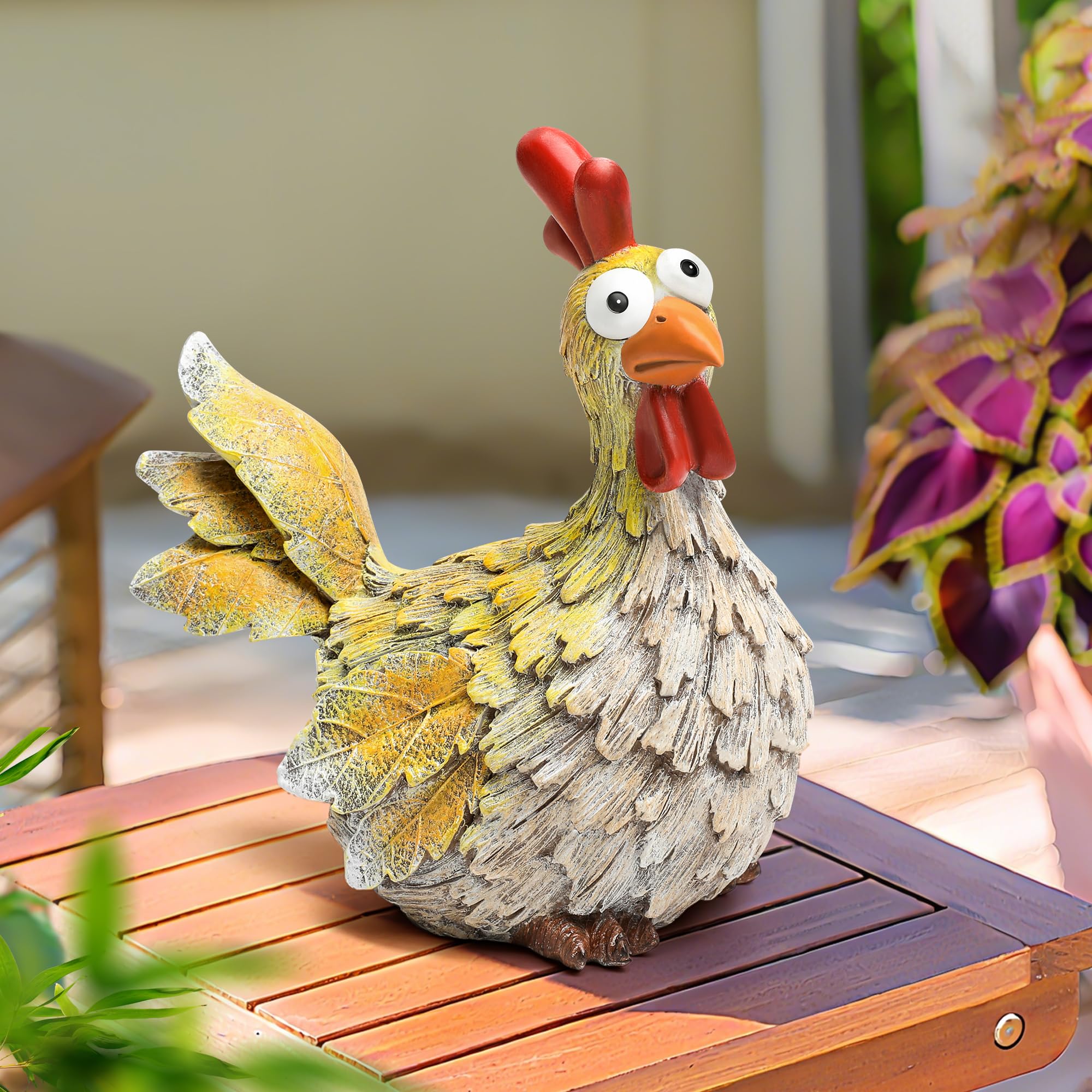 Wiresusan gift chicken statue, a whimsical present for animal lovers.