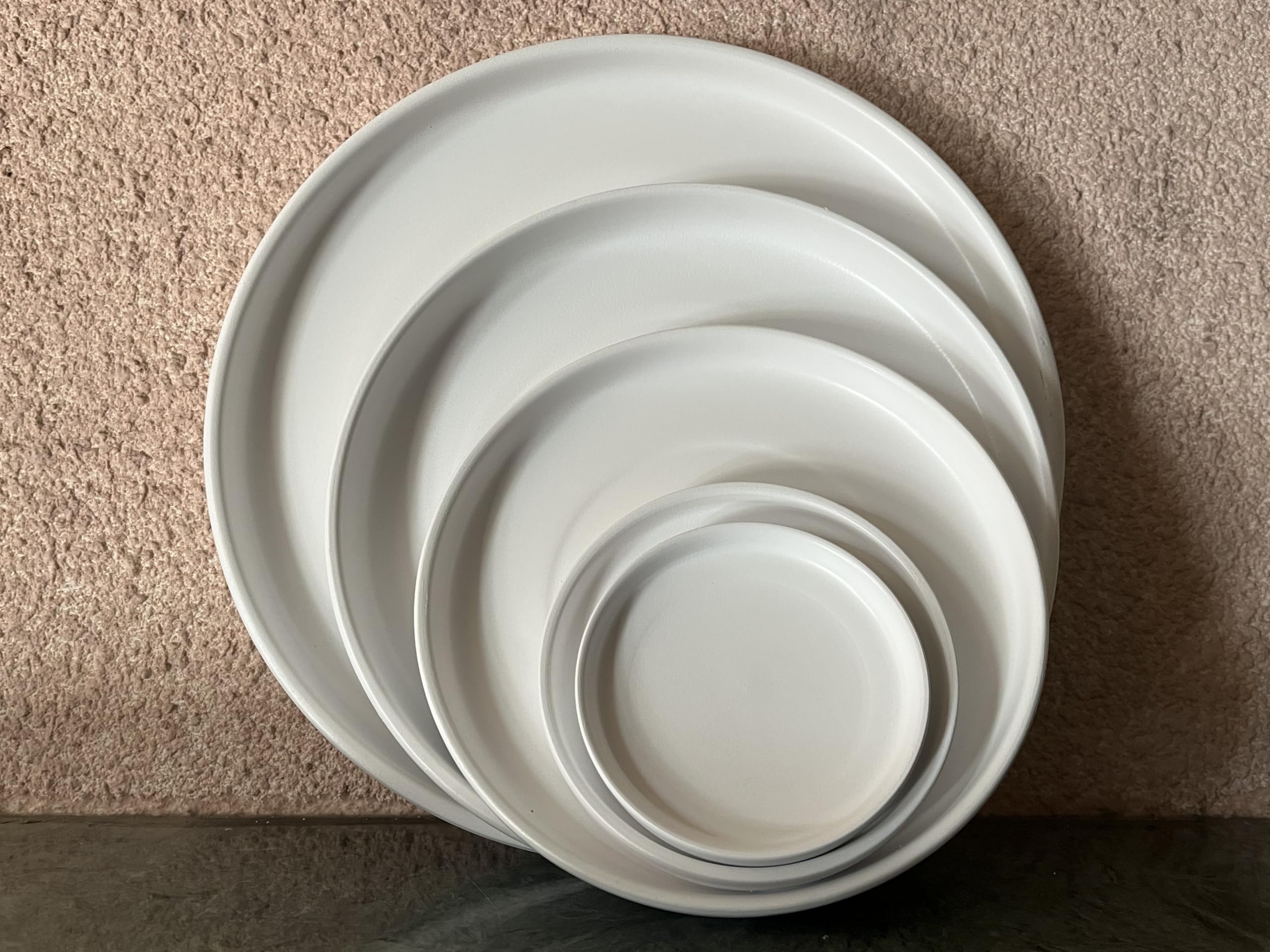 Woiida drainage-friendly tray catches excess water and protects floors.