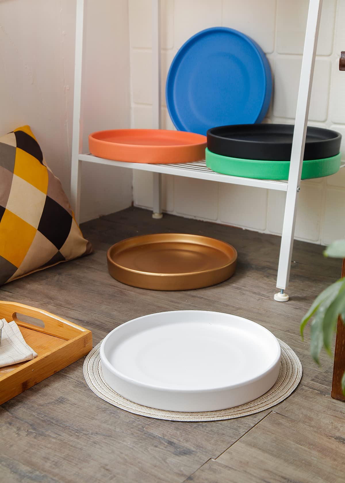 Woiida simple matte white design blends with decor and enhances plant setups