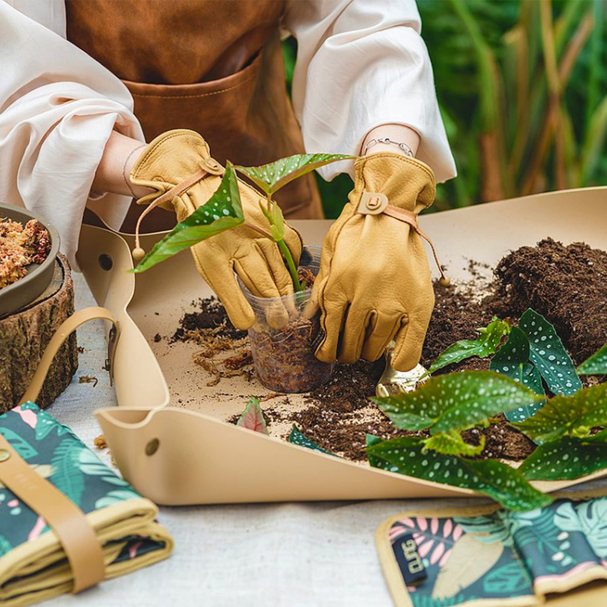 WondMall multi-use potting mat for seedlings and pruning on table