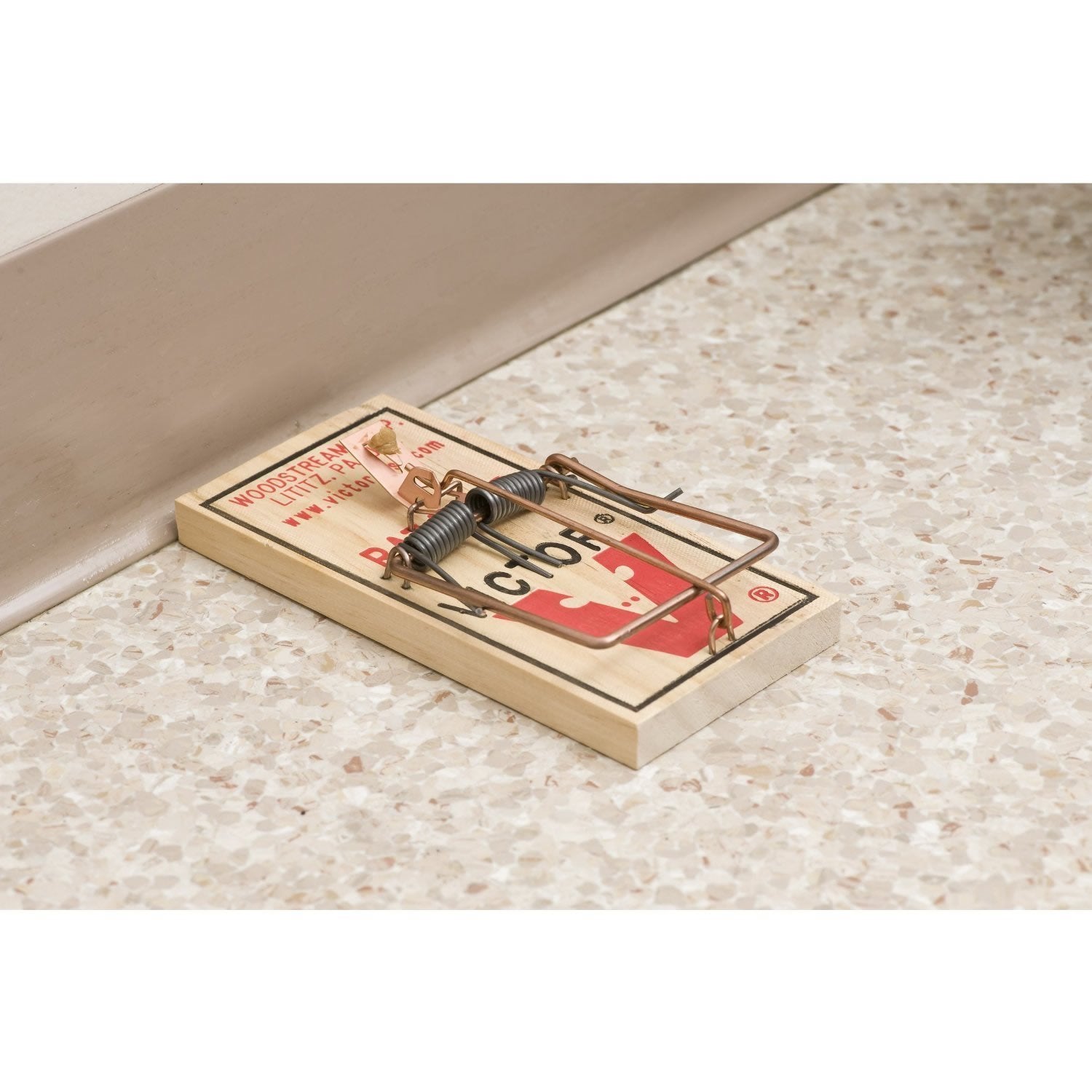 Woodstream Victor M201 pack3 safe-placement, ideal for corners along walls.