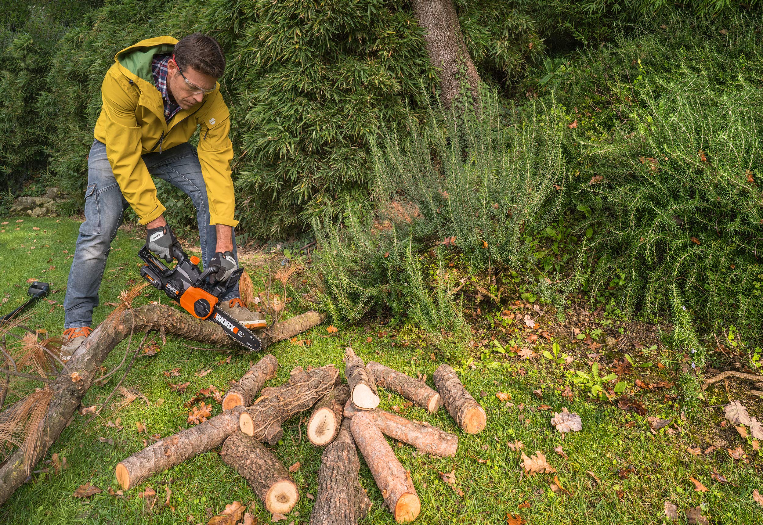 WORX WG322 compact grip design enhances comfortable handling.
