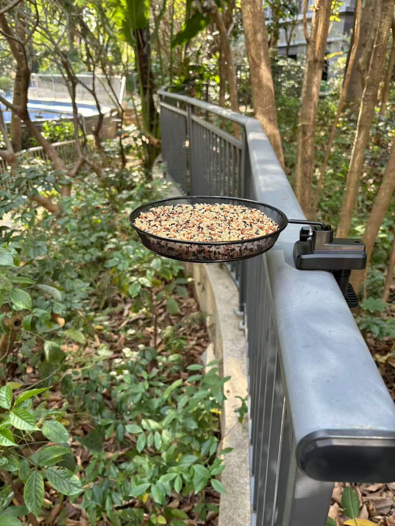WOWARE clamp-mount feeder attached to railing with 3 inch max grip