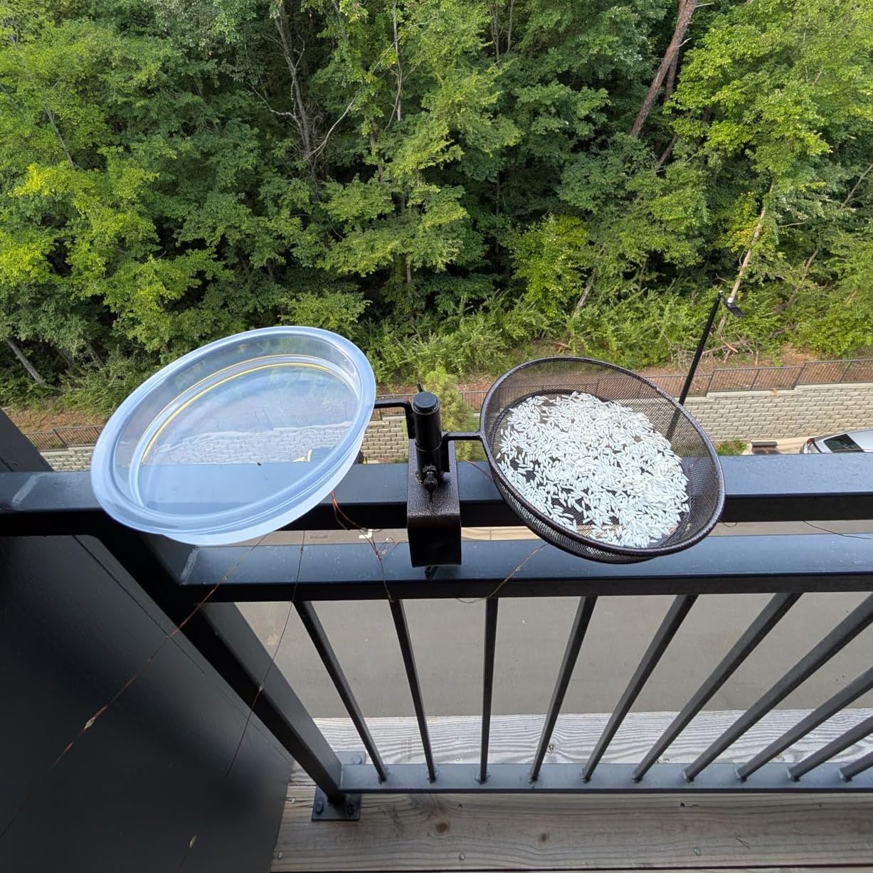 WOWARE deck bird feeder 360-degree rotation enables flexible feeding angles
