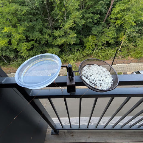 WOWARE deck bird feeder 360-degree rotation enables flexible feeding angles